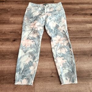 Kut from the Kloth Donna Ankle Skinny jeans in a Tripical floral print Size 12